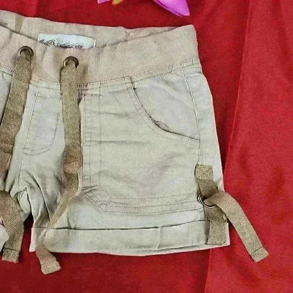 Authentic Petite Women Shorts Size 4P Beig… - Picture 4 of 8